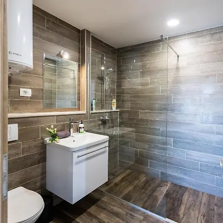 Apinelo & Guest house 3*